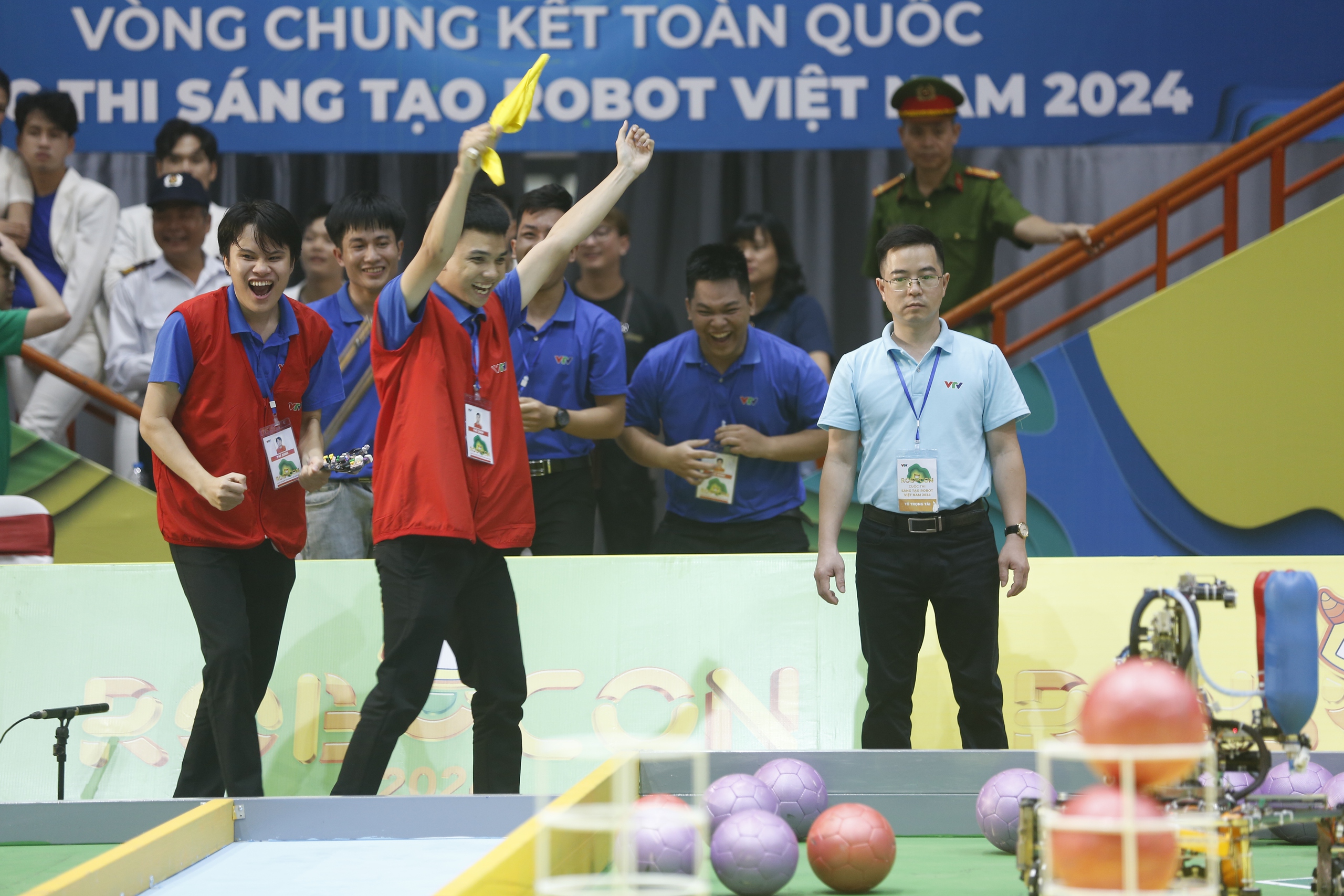 Chiến thắng tuyệt đối "Mùa vàng" đầu tiên tại vòng chung kết Robocon Việt Nam 2024