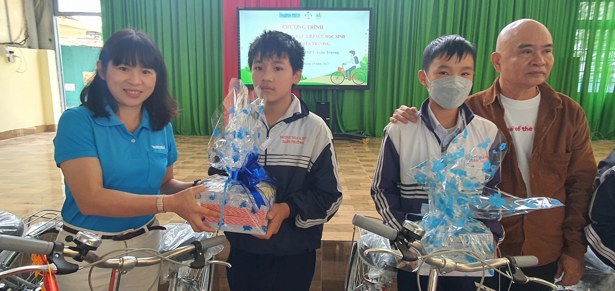 Báo Thanh Niên trao tặng xe đạp tiếp sức học sinh khó khăn đến trường