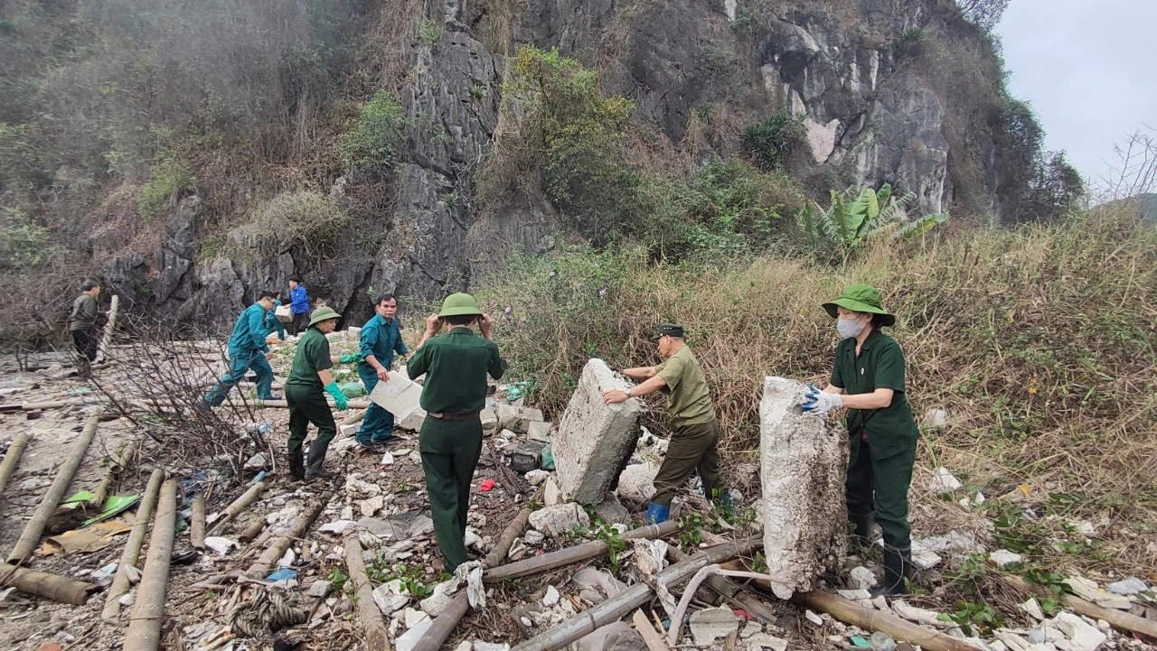 Mở đợt cao điểm dọn vệ sinh môi trường di sản vịnh Hạ Long
