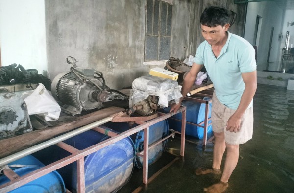Mưa lũ Quảng Nam: Người dân ‘hô biến’ thùng nhựa thành bè chứa đồ
