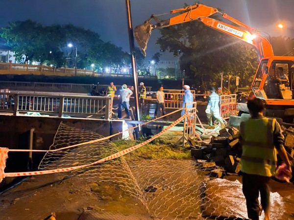 Mưa lũ Đà Nẵng: Hạ tầng giao thông bị hư hại, phong tỏa nhiều tuyến đường