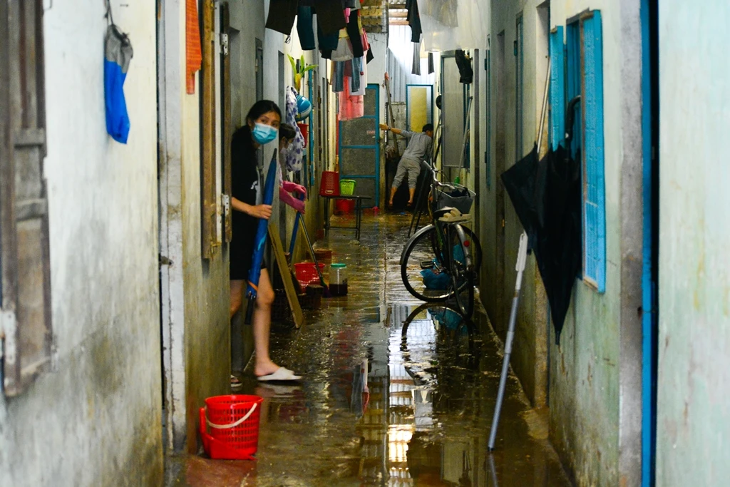 Mưa lũ Đà Nẵng: Sinh viên vùng ‘rốn lũ’ tất tả dọn dẹp khi nước rút