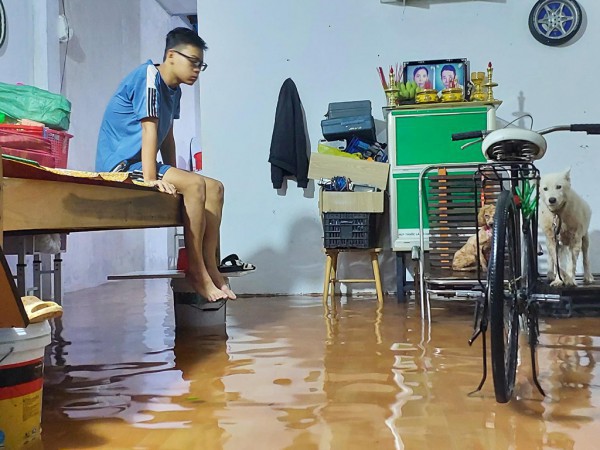 Mưa lũ miền Trung: Đèo Hải Vân sạt lở nghiêm trọng, nhiều địa phương ngập sâu