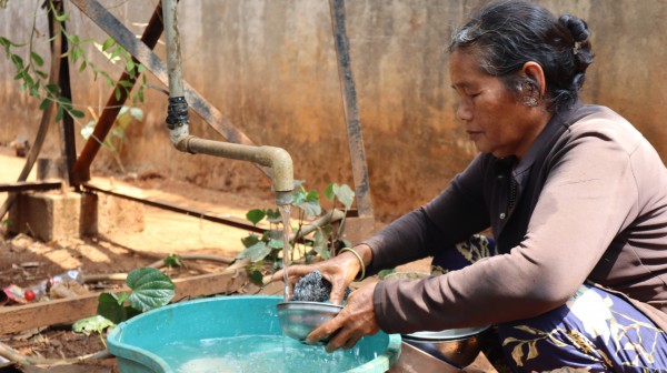 Nắng hạn kéo dài, người dân Bình Phước chật vật tìm nguồn nước
