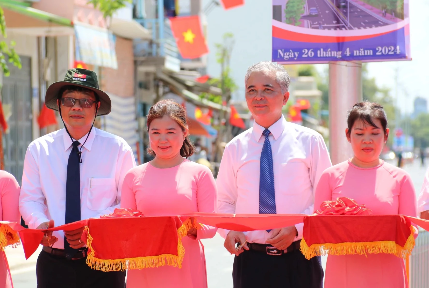 Người dân vui mừng khi đường Tạ Quang Bửu thông xe sau 23 năm