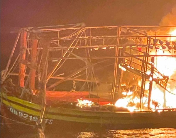 Quảng Bình: Cháy tàu cá, 7 ngư dân may mắn thoát nạn
