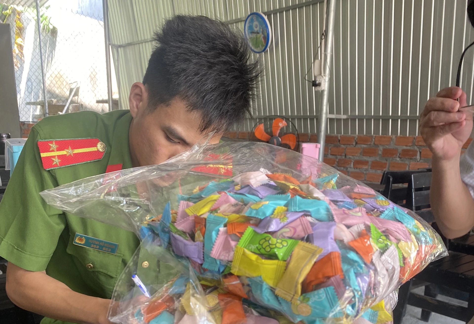 Quảng Ngãi: 15 học sinh nhập viện nghi ngộ độc vì ăn kẹo bán trước cổng trường