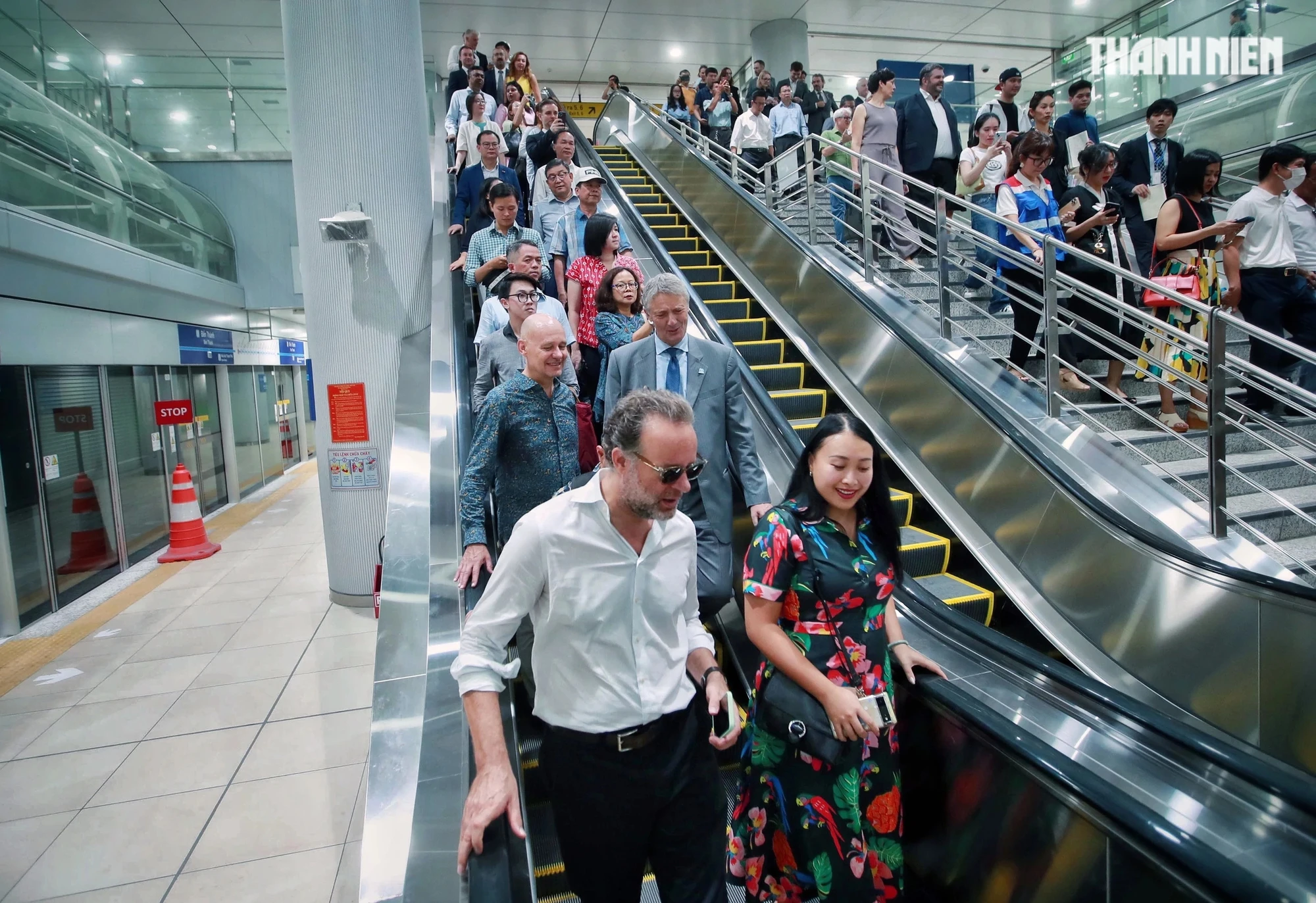 Tổng lãnh sự nhiều nước tại TP.HCM hứng thú trên chuyến tàu metro số 1 chạy thử