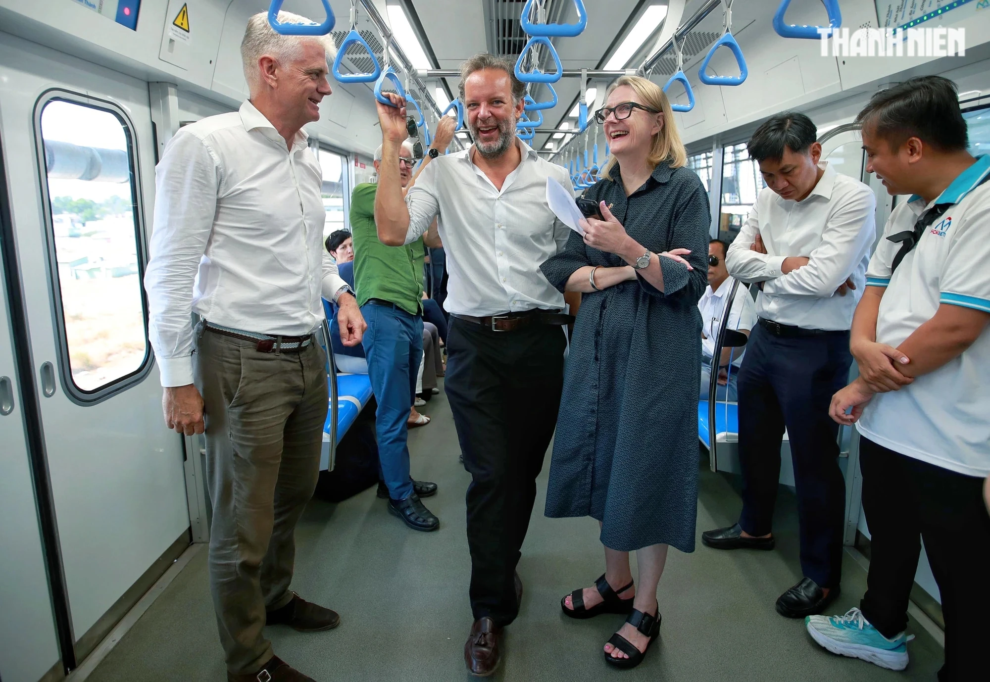 Tổng lãnh sự nhiều nước tại TP.HCM hứng thú trên chuyến tàu metro số 1 chạy thử