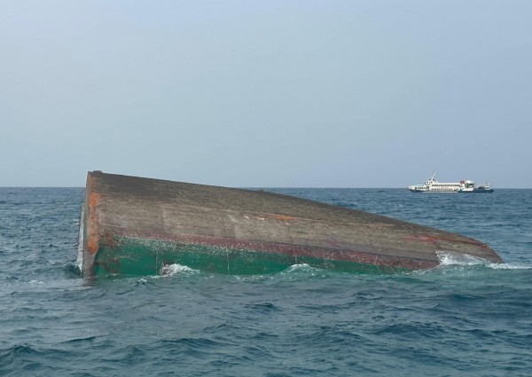 Vụ tàu kéo và sà lan bị chìm: Dừng tìm kiếm 5 người mất tích