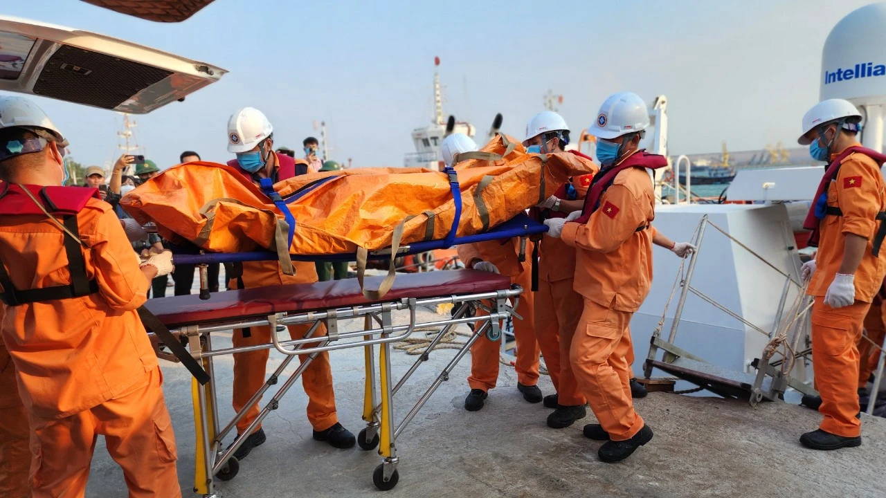Vụ tàu kéo và sà lan bị chìm: Xuyên đêm tìm kiếm 5 người mất tích