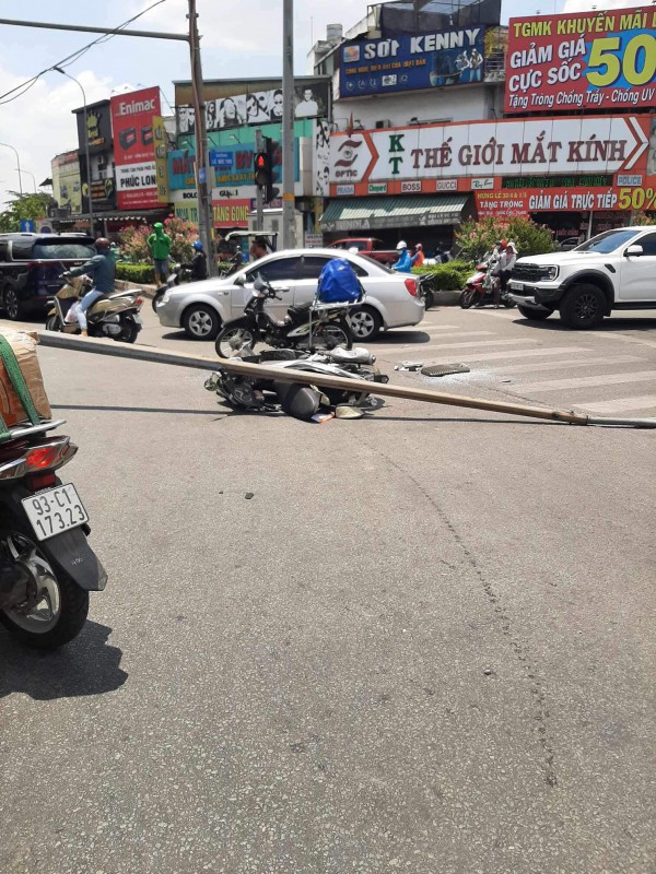 TPHCM: Trụ đèn chiếu sáng đổ đè trúng xe máy khiến 1 người bị thương