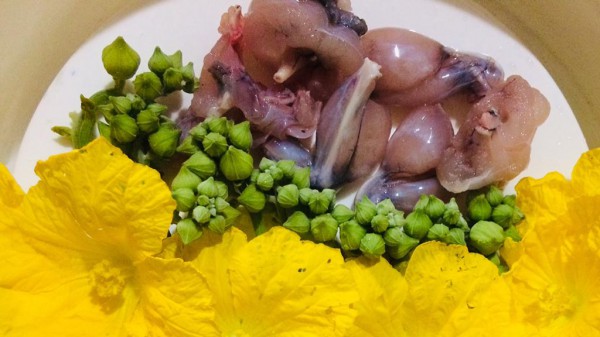 Nụ mướp xào thịt ếch, món ngon giản dị từ hoa