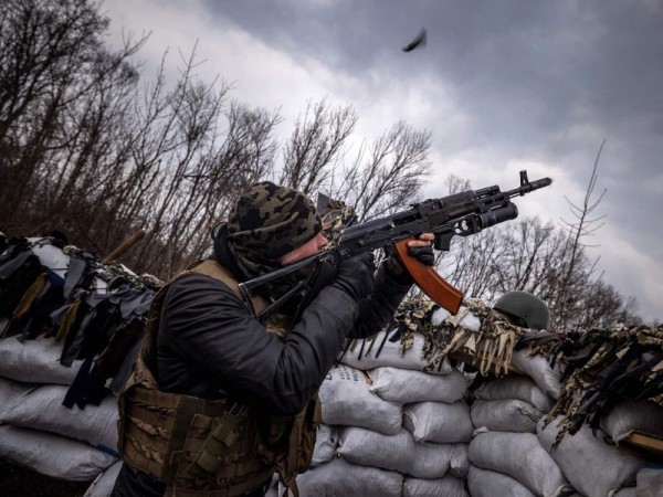 Lo vỡ trận trước binh lực Nga, Ukraine xây thành đắp lũy dọc chiến tuyến