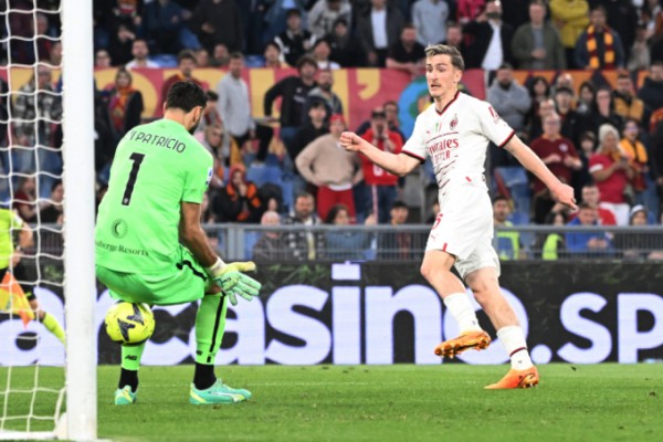 AS Roma chia điểm kịch tính trước AC Milan