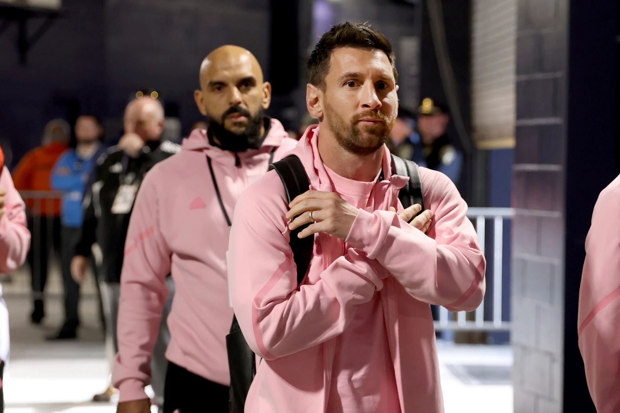 Vệ sĩ riêng làm điều gì, Messi phản ứng ra sao mà lại gây sốt mạng xã hội?
