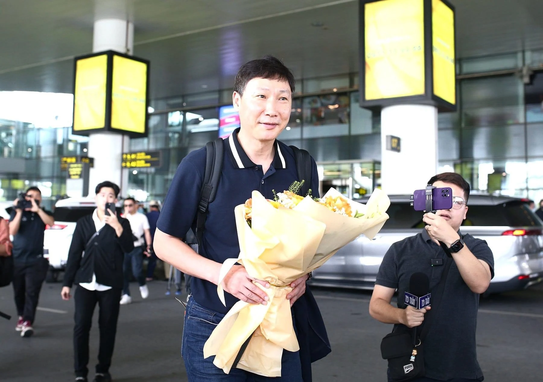 HLV Kim Sang-sik xuất hiện tươi tắn ở sân bay Nội Bài, hành trình tại Việt Nam bắt đầu