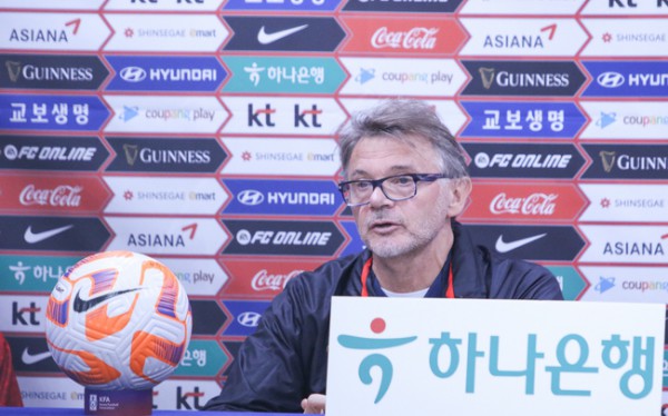 HLV Philippe Troussier ví trận đấu với ĐT Hàn Quốc như một món quà dành cho các cầu thủ Việt Nam