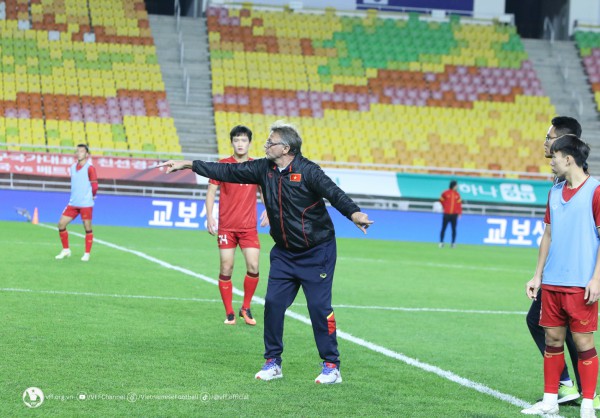HLV Philippe Troussier ví trận đấu với ĐT Hàn Quốc như một món quà dành cho các cầu thủ Việt Nam