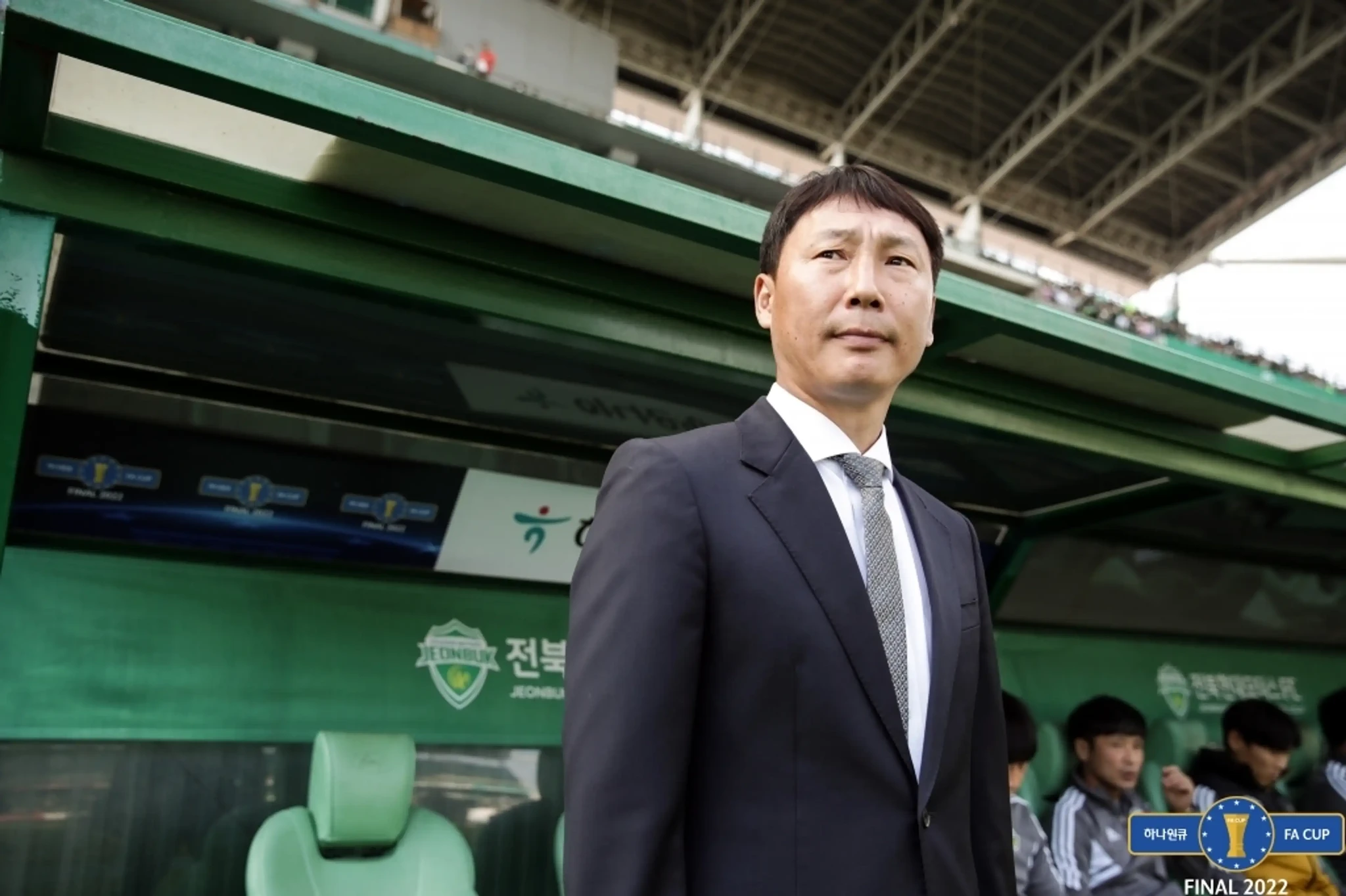 Truyền thông Hàn Quốc gửi lời chúc đặc biệt đến HLV Kim Sang-sik, tin học trò ông Park tỏa sáng