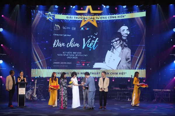 Hòa Minzy thắng giải Nữ ca sĩ của năm tại lễ trao giải Cống hiến