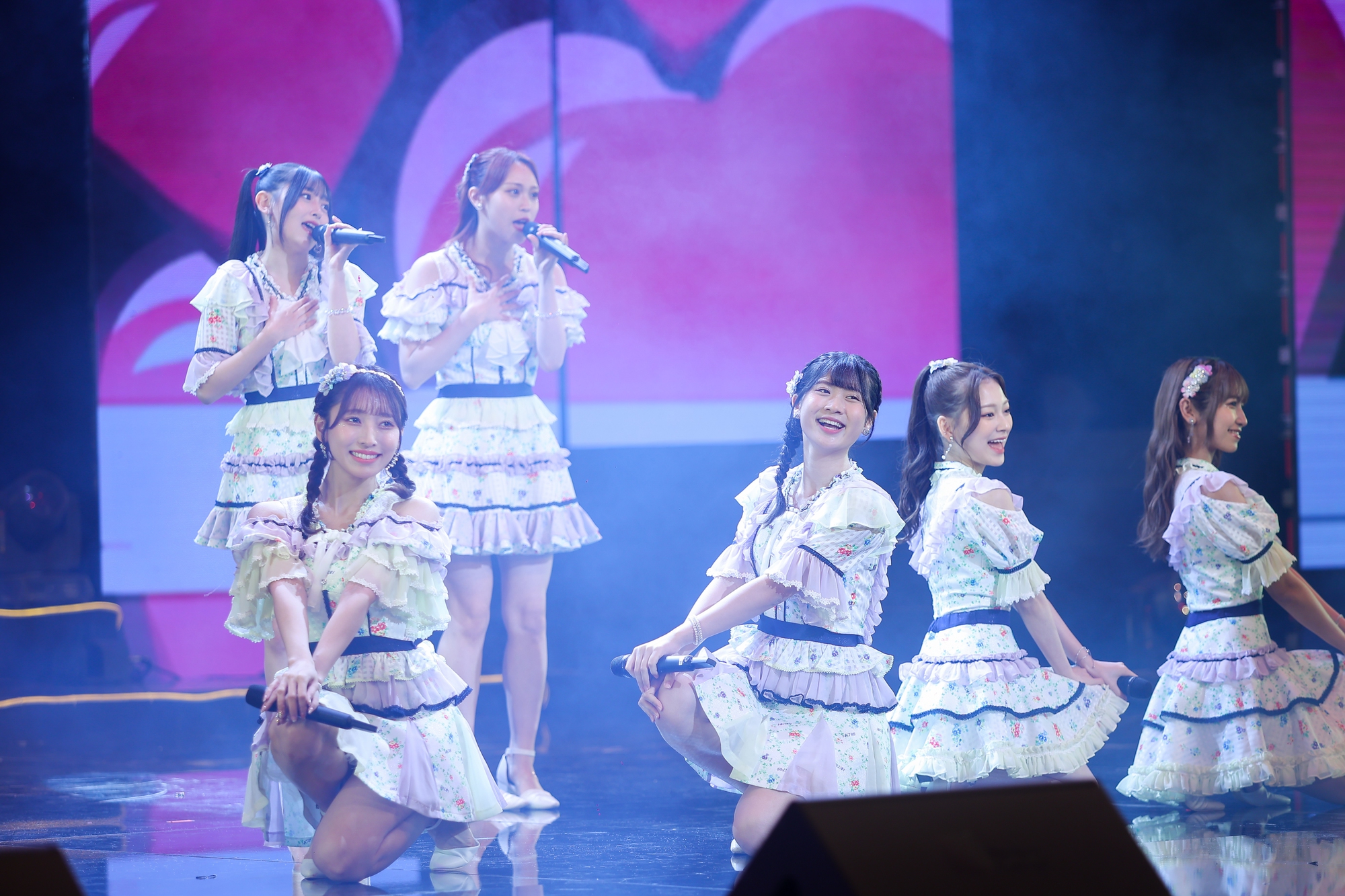 Vẻ xinh xắn của nhóm nhạc nữ nổi tiếng Nhật Bản biểu diễn tại Hà Nội