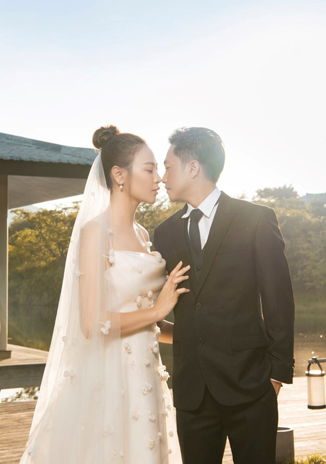 Hồ Ngọc Hà tiễn Subeo về nước dự đám cưới Cường Đô La