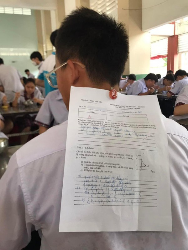 Thầy giáo phê bình lắm lời tại trường của bạn? Đừng lo! Hãy đến với chúng tôi để khám phá loạt lời phê \