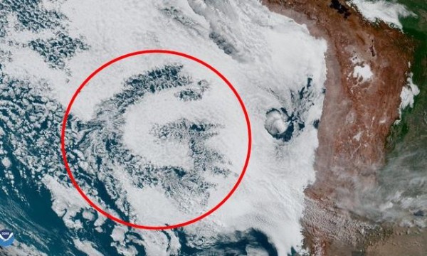 Vệ tinh của NASA chụp được ảnh đám mây kỳ lạ bay trên biển, tạo thành hình chữ G rõ rệt
