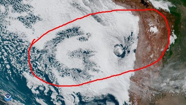Vệ tinh của NASA chụp được ảnh đám mây kỳ lạ bay trên biển, tạo thành hình chữ G rõ rệt