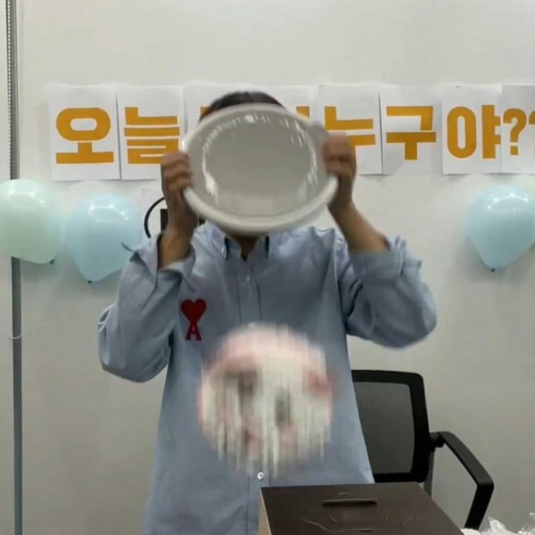"Dở khóc dở cười" idol vào bếp: Kai đổ cà phê vào ổ điện, Jung Kook cho khoai "đóng băng"