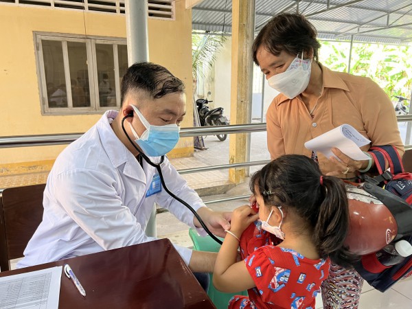 Bệnh viện Nhi đồng 1 khám và tặng quà cho trẻ em khó khăn ở Tiền Giang