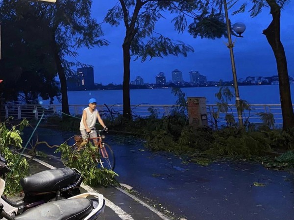 Chuyện chưa kể của các chàng trai Hà Nội xuống đường dọn dẹp sau cơn bão Yagi