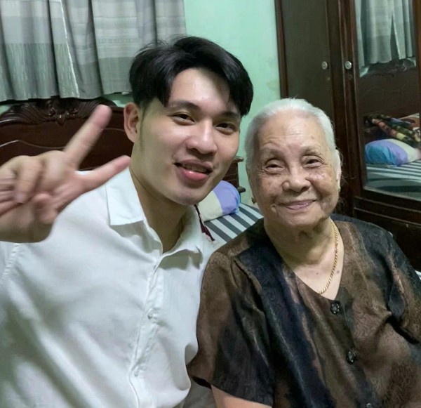 Chuyện của hai bà cháu 'triệu view' được dân mạng 'thả tim' rần rần Chuyện của hai bà cháu 'triệu view' được dân mạng 'thả tim' rần rần