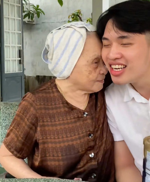Chuyện của hai bà cháu 'triệu view' được dân mạng 'thả tim' rần rần Chuyện của hai bà cháu 'triệu view' được dân mạng 'thả tim' rần rần