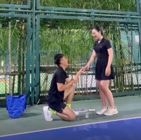 Huấn luyện viên cầu hôn học viên trên sân pickleball gây sốt mạng xã hội Huấn luyện viên cầu hôn học viên trên sân pickleball gây sốt mạng xã hội