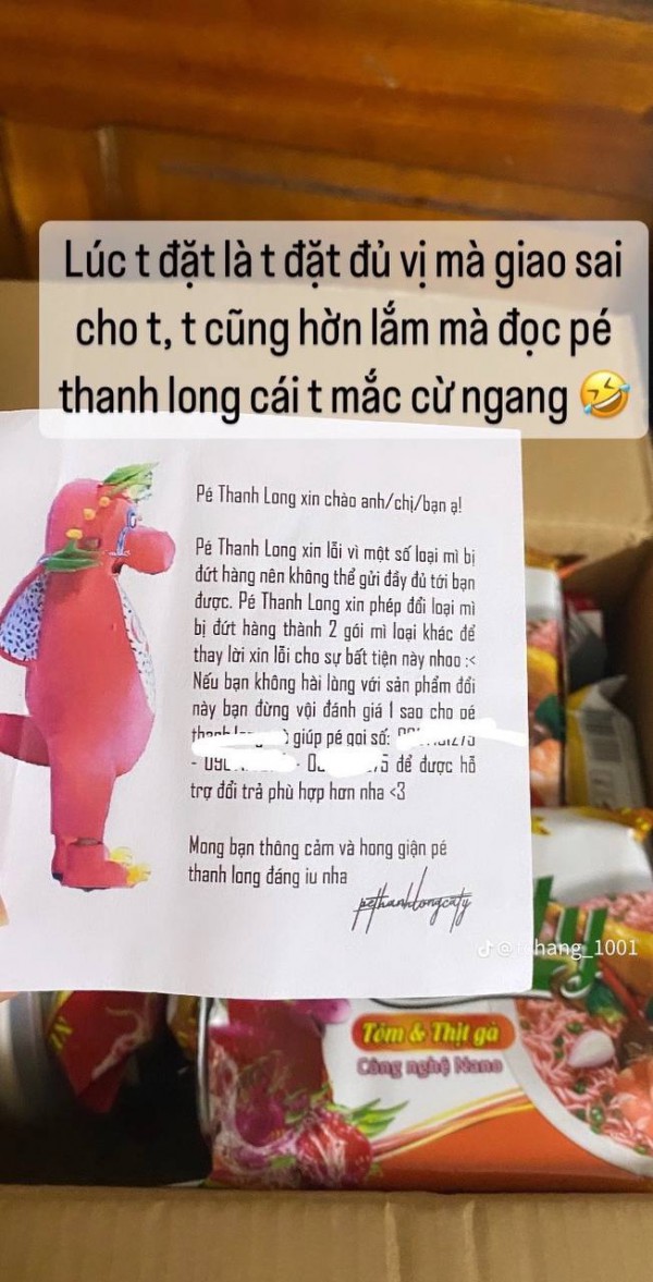 Ngoài mì tôm, Bình Thuận còn có trái thanh long cao 9m sừng sững giữa vòng xoay