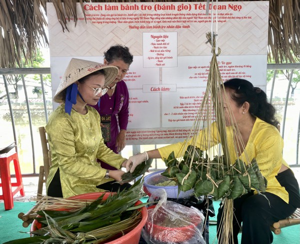 Người dân TP Hồ Chí minh háo hức đi chợ trái cây “Trên bến dưới thuyền”