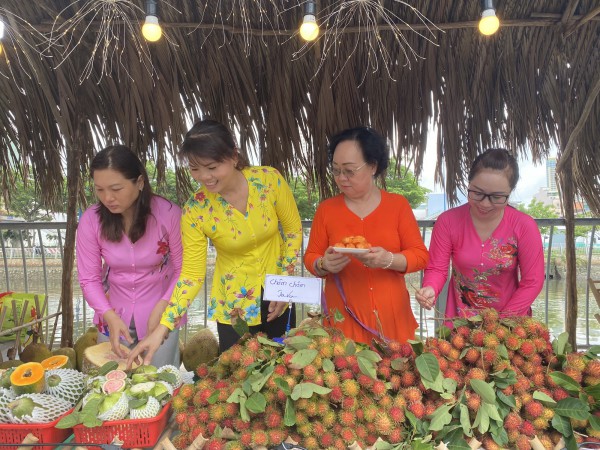 Người dân TP Hồ Chí minh háo hức đi chợ trái cây “Trên bến dưới thuyền”