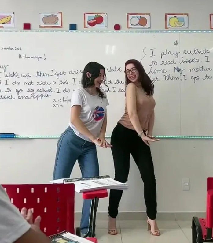 Nữ giáo viên trẻ bị sa thải vì quay video nhảy TikTok gợi cảm trong lớp học