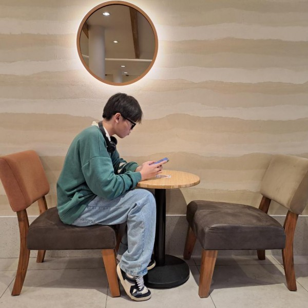 Tại sao có những người trẻ tự tin trên mạng xã hội, nhưng rụt rè ngoài đời?