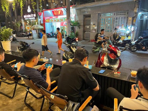 Tại sao có những người trẻ tự tin trên mạng xã hội, nhưng rụt rè ngoài đời?