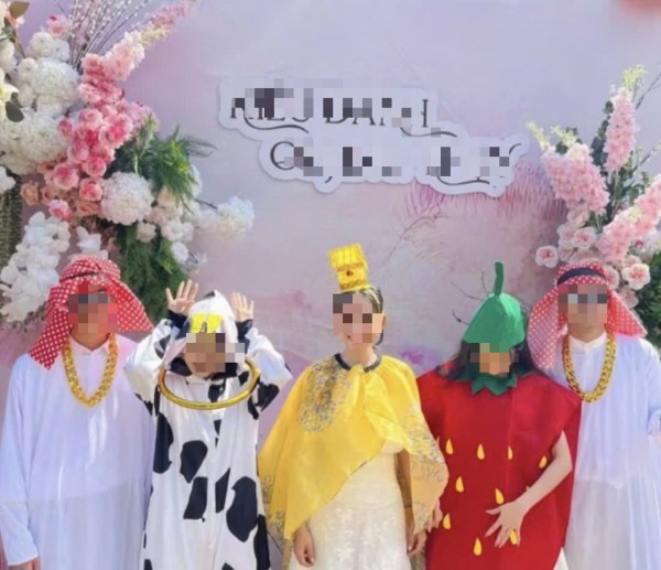 Tranh cãi câu chuyện: Mặc đồ ngủ, đồ công nhân để... đi đám cưới Tranh cãi câu chuyện: Mặc đồ ngủ, đồ công nhân để... đi đám cưới