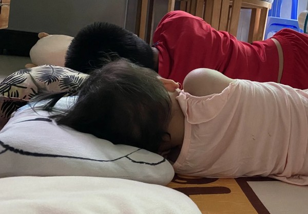Tranh cãi chuyện cho con ngủ trễ dịp hè Tranh cãi chuyện cho con ngủ trễ dịp hè