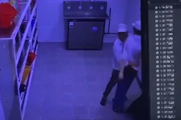 Vụ công nhân bị bắt vì sàm sỡ đồng nghiệp: Làm gì để tự bảo vệ mình? Vụ công nhân bị bắt vì sàm sỡ đồng nghiệp: Làm gì để tự bảo vệ mình?