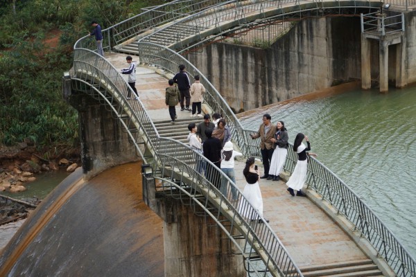 Đi du lịch dịp tết với người lạ: Nên hay không?