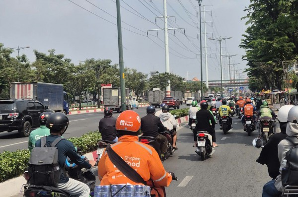 Đồng phục shipper, xe ôm công nghệ bán tràn lan: Mua về mặc có phạm luật? Đồng phục shipper, xe ôm công nghệ bán tràn lan: Mua về mặc có phạm luật?