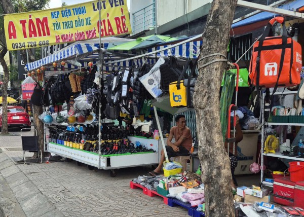 Đồng phục shipper, xe ôm công nghệ bán tràn lan: Mua về mặc có phạm luật? Đồng phục shipper, xe ôm công nghệ bán tràn lan: Mua về mặc có phạm luật?