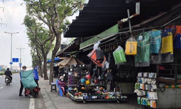 Đồng phục shipper, xe ôm công nghệ bán tràn lan: Mua về mặc có phạm luật? Đồng phục shipper, xe ôm công nghệ bán tràn lan: Mua về mặc có phạm luật?