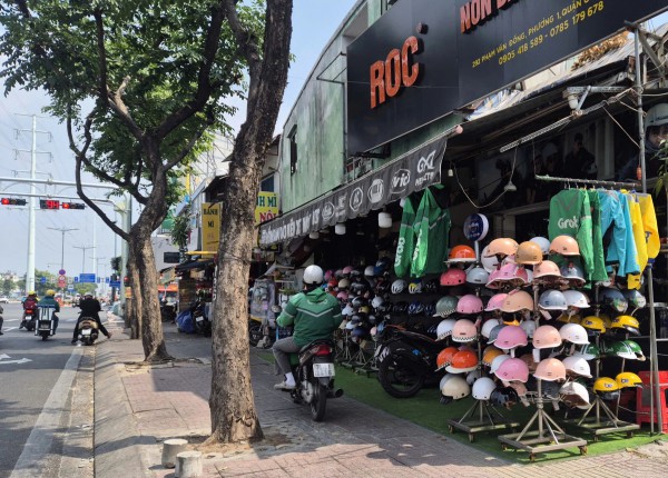 Đồng phục shipper, xe ôm công nghệ bán tràn lan: Mua về mặc có phạm luật? Đồng phục shipper, xe ôm công nghệ bán tràn lan: Mua về mặc có phạm luật?